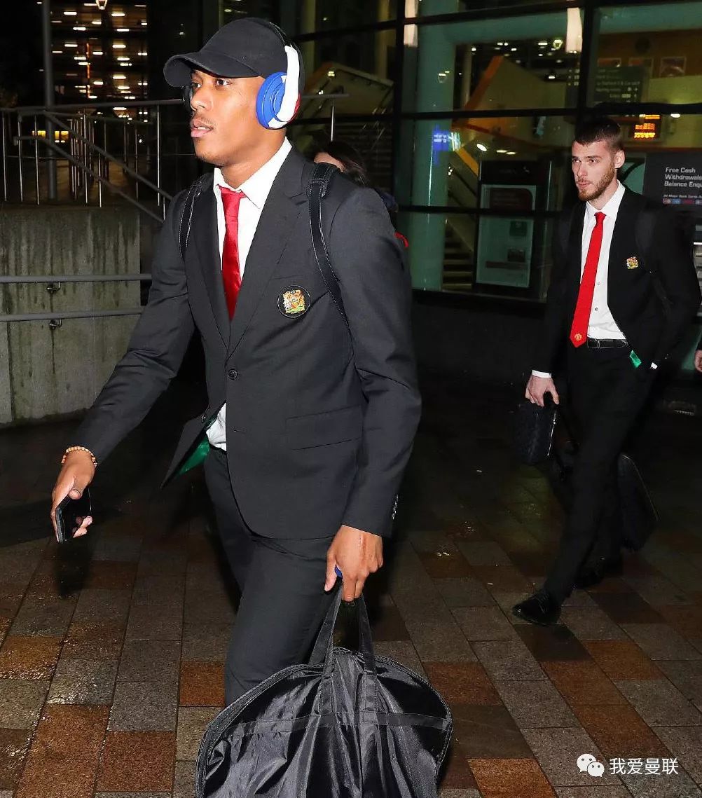 包含穆古鲁扎赛事官方发布出色防守新规，曼联争议不断！的词条