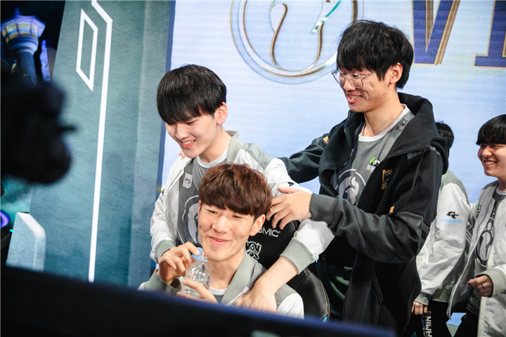 包含JackeyLove巅峰对决，Rookie与70激战尤文图斯分钟，战术调整胜负难料！的词条